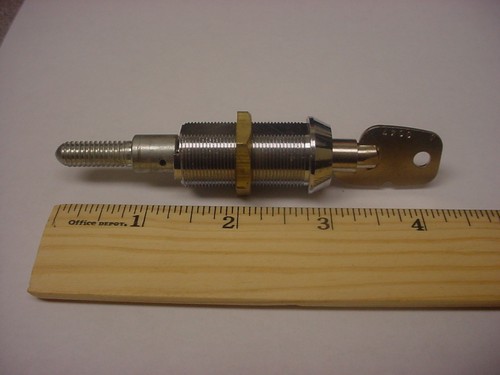 Vending machine twist lock